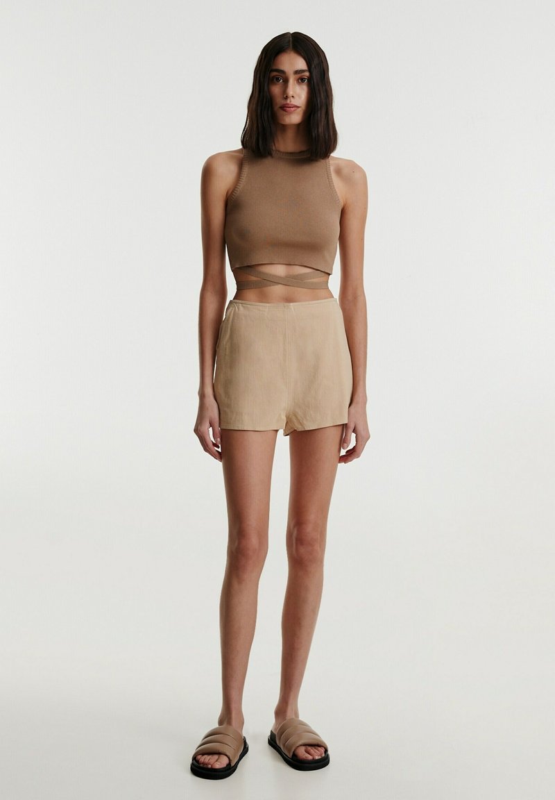 Damen Kleider | EDITED DORIS Shorts beige - DH24877 Damen Kleider | EDITED DORIS Shorts beige - DH24877