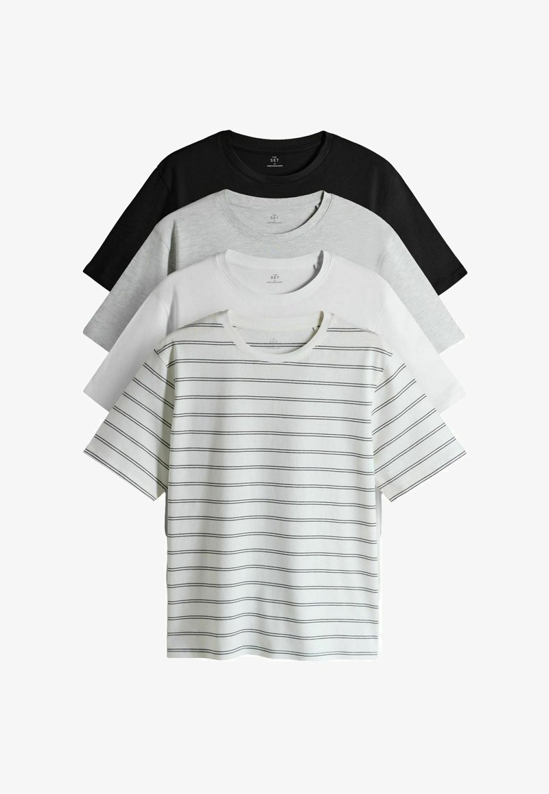 Quattro t-shirt: nera, grigio chiaro, bianca e bianca a righe con linee nere. Tutte hanno maniche corte e scollature rotonde.