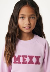 Rosa Sweatshirt mit dem Wort "MEXXI" in einer erhabenen, strukturierten burgunderfarbenen Schrift. Schlichte Crewneck mit Raglanärmeln.
