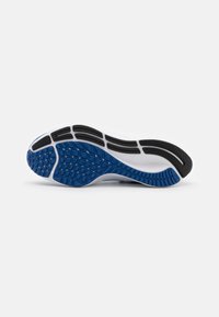Nike Performance AIR ZOOM PEGASUS 38 GS UNISEX - Sapatos para corrida em estrada - game royal/white/black