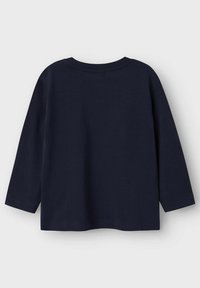 Camicetta a maniche lunghe di colore blu navy, realizzata in morbido cotone, con scollo rotondo e semplici dettagli di cucitura. Nessun motivo o grafica visibile.