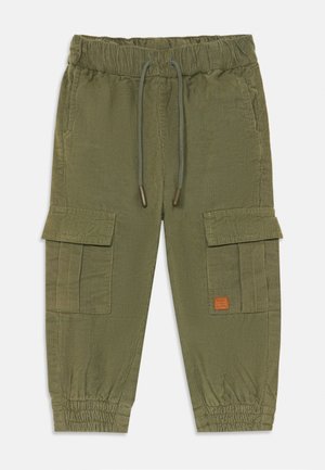 Pantalons cargo en tissu vert olive, dotés d'une taille élastique avec cordon de serrage, de deux poches latérales et de poignets côtelés.