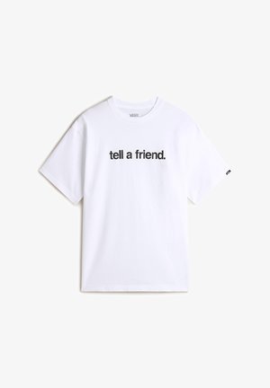 T-shirt en coton blanc à manches courtes, avec le texte "dis à un ami." en lettres noires en gras sur le devant. Design classique à col rond.