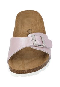 Sandalia de cuero rosa con una plantilla texturizada y un acento de hebilla plateada. La suela es blanca y tiene un aspecto similar al corcho.