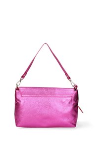 Borsa a tracolla metallica rosa con una superficie liscia e testurizzata. Presenta una tracolla sottile e una tasca con cerniera sul davanti.