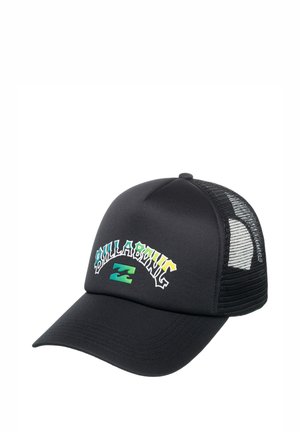 Gorra de camionero negra con visera curva, que presenta un atrevido logo gráfico en blanco y verde en la parte frontal y paneles laterales de malla para ventilación.