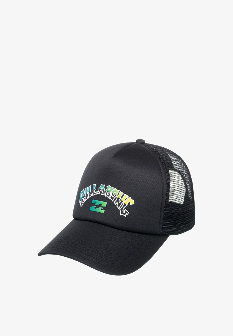 Svart truckerkeps med böjd skärm, prydd med en iögonfallande vit och grön grafisk logo på framsidan och nätpaneler på sidorna för ventilation.