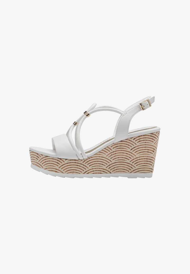 Sandale à talon compensé blanc avec talon en liège à motif, doubles brides avant avec anneaux dorés et bride réglable à la cheville avec boucle dorée.