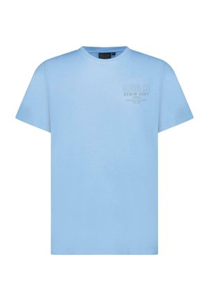 Lichtblauw T-shirt met korte mouwen en ronde hals, met een kleine tekst "Global Co. Denim Dept" gedrukt op de bovenste linkerborst.