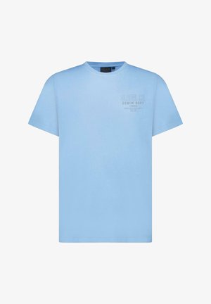 Lichtblauw T-shirt met korte mouwen en ronde hals, met een kleine tekst "Global Co. Denim Dept" gedrukt op de bovenste linkerborst.
