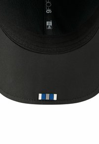 Schwarze Kappe mit einem gewölbten Schirm, der ein strukturiertes Innenfutter aufweist. Dekorative Akzente bestehen aus drei kleinen horizontalen Streifen in Blau, Grau und Weiß.