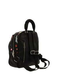 Sac à dos en cuir noir avec plusieurs poches zippées, poignée rembourrée, bandoulières ajustables et accents graphiques colorés sur le devant.