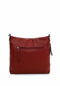 Sac à main en cuir rouge avec une finition texturée, une poche zippée à l'avant et des accents en métal argenté. Forme rectangulaire spacieuse et moderne.