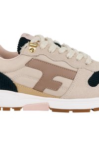 Sneaker beige in materiali scamosciati e tessili, con un accento a coste verde scuro, hardware dorato e un logo color marrone chiaro sul lato.