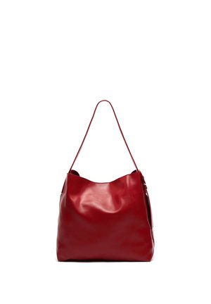 Bolso de hombro de cuero rojo con una sola correa y una superficie lisa, ligeramente arrugada, colocado contra un fondo blanco.