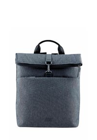 Sac à dos en tissu gris avec un rabat, fermeture éclair, poche avant et une courte poignée. Présente une texture subtile et un détail de logo.