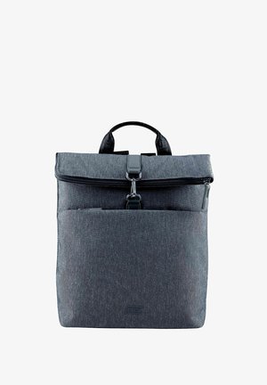 Sac à dos en tissu gris avec un rabat, fermeture éclair, poche avant et une courte poignée. Présente une texture subtile et un détail de logo.
