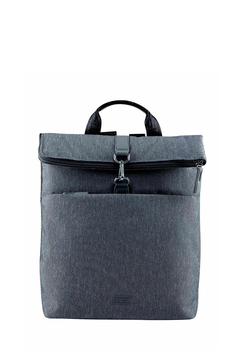 Sac à dos en tissu gris avec un rabat, fermeture éclair, poche avant et une courte poignée. Présente une texture subtile et un détail de logo.