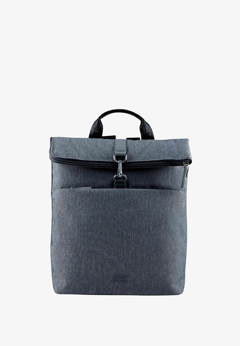 Zaino in tessuto grigio con parte superiore pieghevole, chiusura a zip, tasca frontale e manico corto. Presenta una sottile texture e un dettaglio con logo.