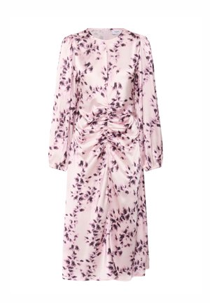 Roze bloemenjurk van satijn. Heeft lange mouwen, een ronde hals en geplooide details bij de taille. Het patroon bevat donkerdere bloemenaccenten.
