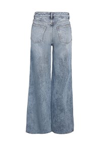 Hellblaue Jeans mit weitem Bein, zwei Gesäßtaschen, Gürtelschlaufen und hohem Bund, von hinten auf weißem Hintergrund dargestellt.