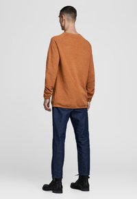 Jack & Jones JJEHILL CREW NECK  - Neule - umber