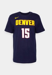 T-shirt Nike bleu marine avec "DENVER" en jaune avec contour rouge et le numéro 15 en blanc avec contour rouge à l'avant.