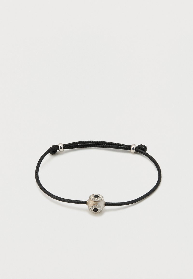 Mustast punutud käevõru, millel on metallist ripats kahe musta vääriskiviga ja tekstuursete hõbedaste detailidega. Reguleeritav libiseva sõlme kinnitusega.