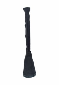 Bota negra por encima de la rodilla hecha de tela suave con un diseño esbelto. Presenta un cierre lateral y una puntera lisa y redondeada. Suela plana.