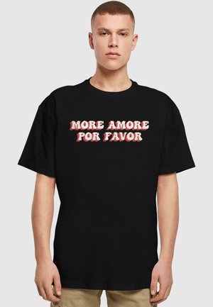 Schwarzes Baumwoll-T-Shirt mit einer auffälligen, stilisierten Grafik in weißem und rotem Text, der "MORE AMORE POR FAVOR" liest. Kurze Ärmel, entspannte Passform.