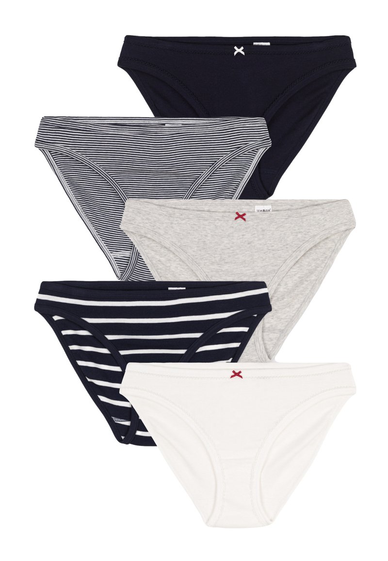 Vijf paren damesonderbroeken in marineblauw, wit en grijs. Kenmerken zijn onder andere effen en gestreepte patronen en een decoratieve rode X op sommige taillebanden.