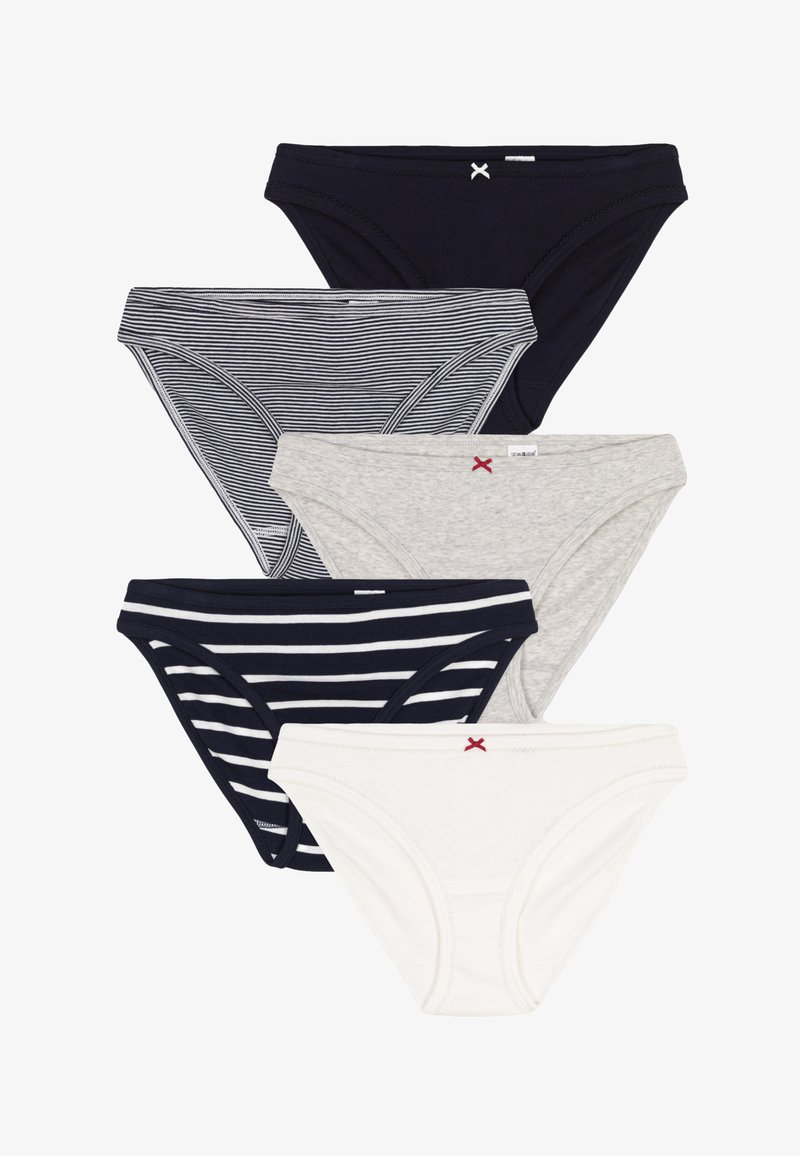 Vijf paren damesonderbroeken in marineblauw, wit en grijs. Kenmerken zijn onder andere effen en gestreepte patronen en een decoratieve rode X op sommige taillebanden.