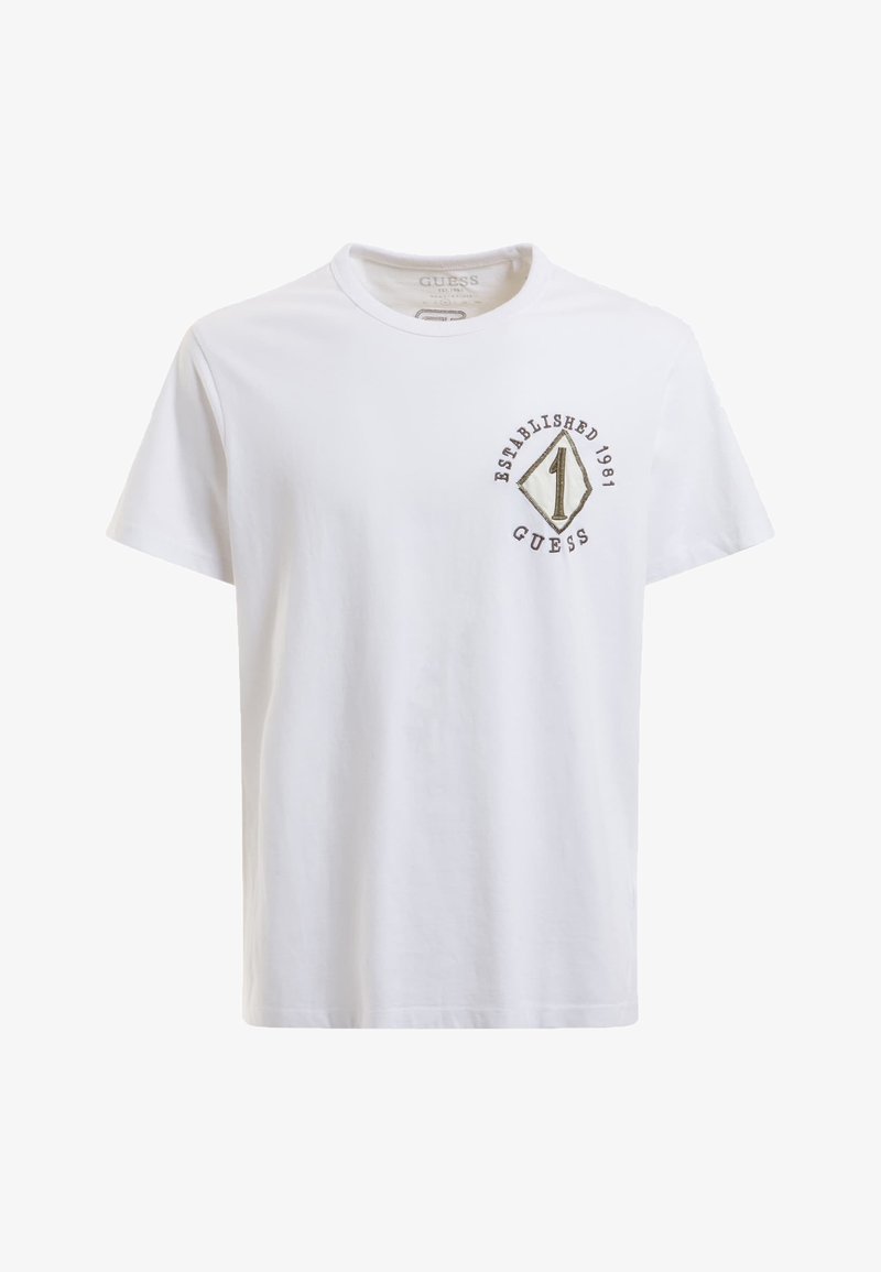 Witte katoenen t-shirt met een diamantvormig logo met "1" en "Established 1981" in zwart en grijs op de linkerkant van de borst. Korte mouwen.