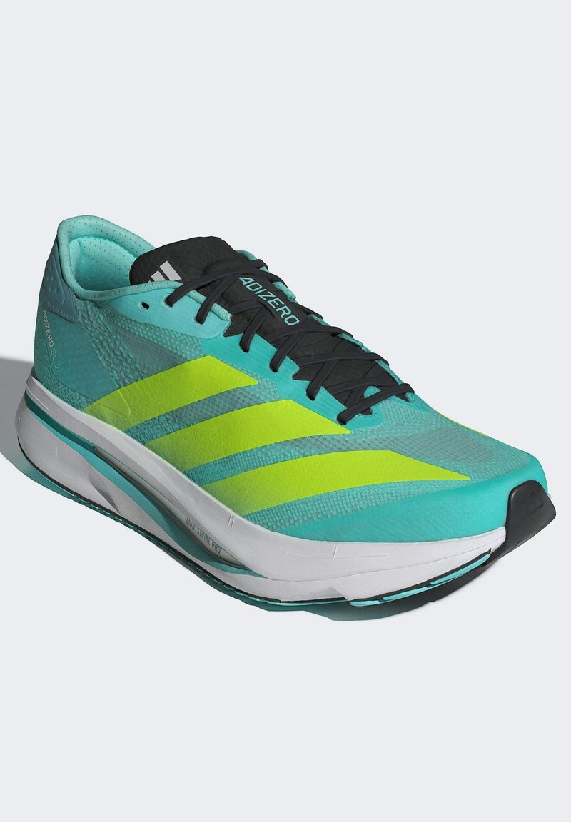 Zapatilla de correr turquesa con cordones negros, con tres franjas amarillas neón, parte superior texturizada y una entresuela blanca con una suela negra.