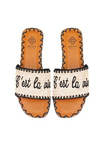 Strohschlappen mit einem breiten geflochtenen Band, das "C'est la vie" in schwarzer Stickerei zeigt, abgeschlossen mit dunkelbraunen Ledersohlen und -nähten.