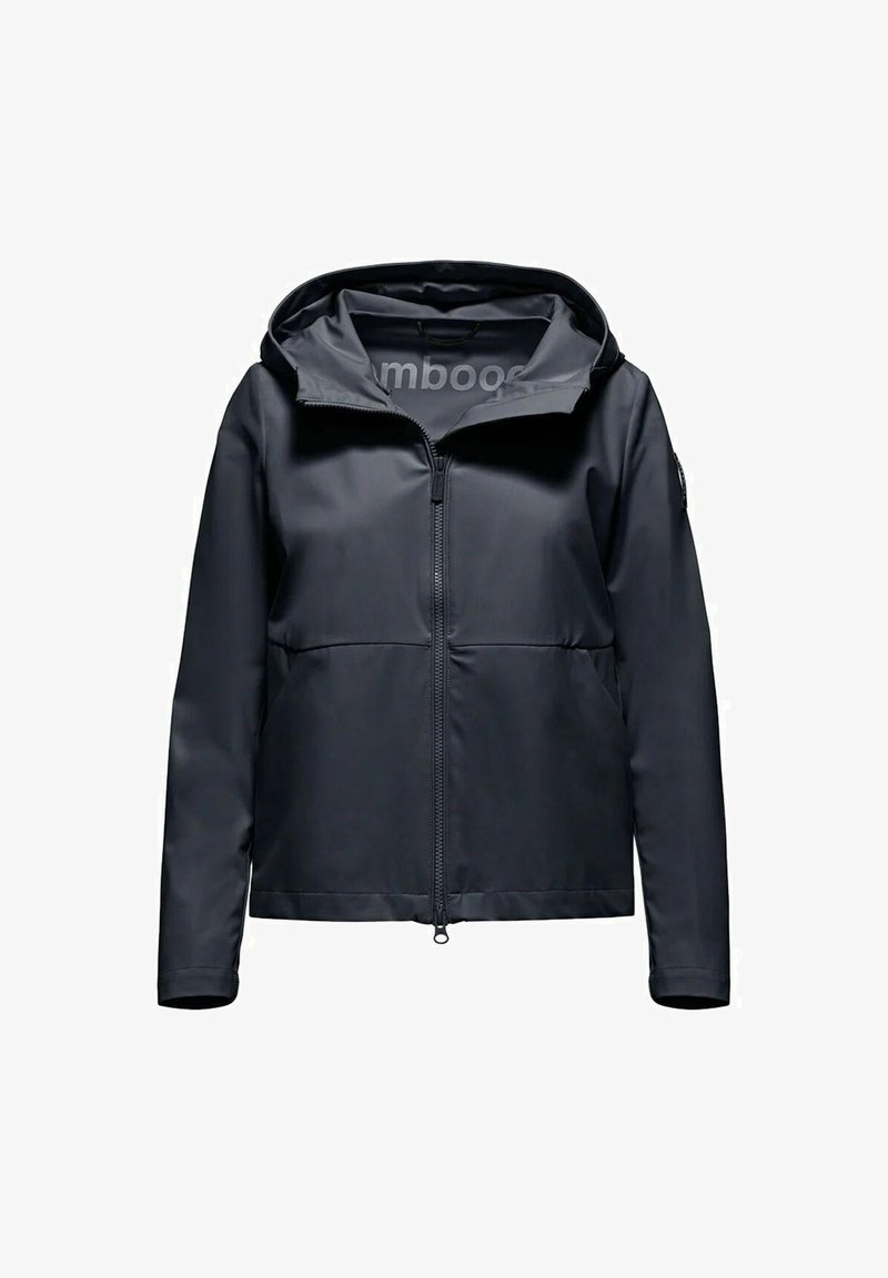 Giacca impermeabile nera con cappuccio, cerniera frontale e maniche lunghe, mostrata su sfondo bianco.