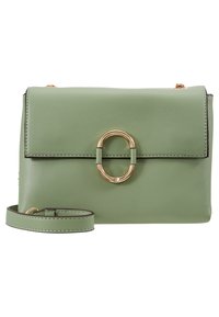 Borsa a tracolla verde in pelle con un'applicazione ovale in metallo dorato, design piatto, tracolla rimovibile e cuciture lungo i bordi.
