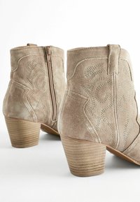 Next FOREVER COMFORT STITCHED DETAIL WESTERN - Botines camperos - mink brown