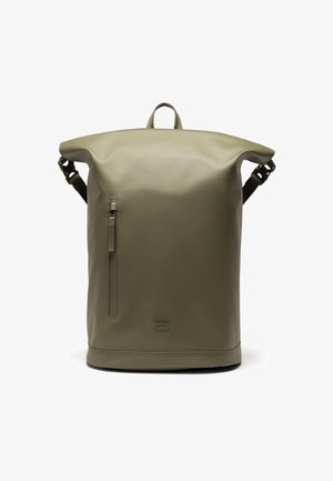 Zelený batoh s rolovacím víkem vyrobený z odolného voděodolného materiálu, s přední zipovou kapsou, nastavitelnými ramenními popruhy a horní rukojetí.