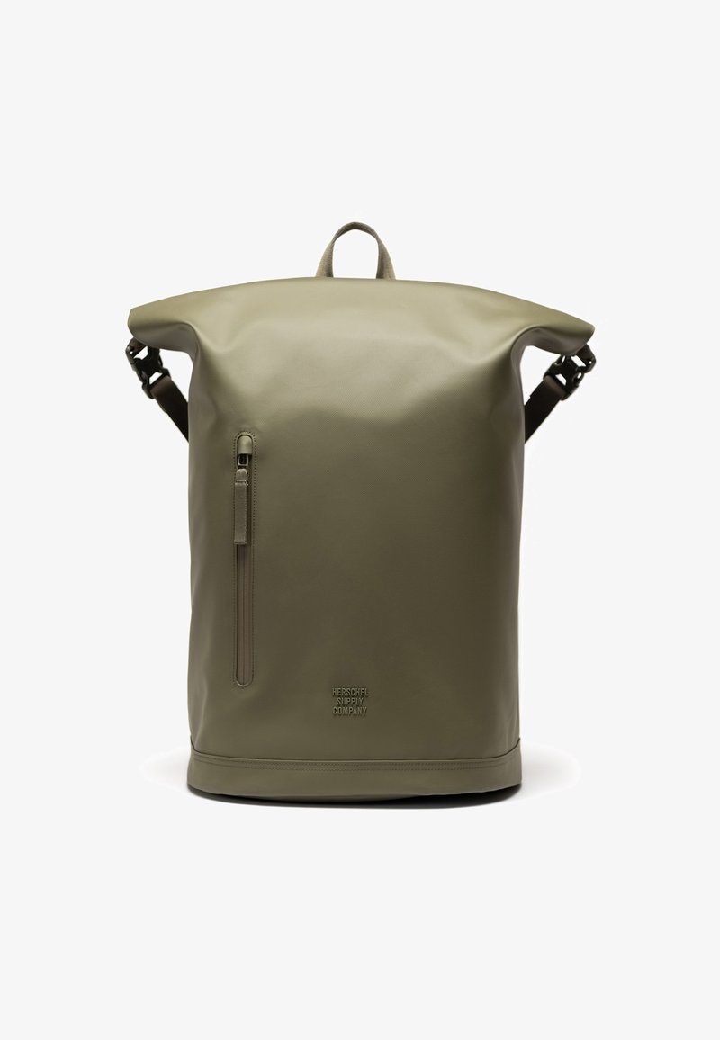 Zaino a rotolo verde realizzato in materiale impermeabile resistente, con una tasca frontale con zip, spallacci regolabili e una maniglia superiore.