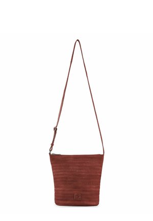 Bolso bandolera de cuero marrón con correa ajustable y rayas texturizadas horizontales, asegurado con cierre superior de cremallera.