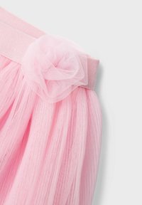 Jupe en tulle rose avec une texture douce et plissée. Dotée d'une taille froncée et d'une accent en tissu en forme de fleur sur le côté.