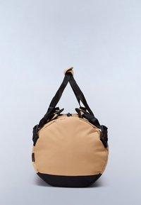 Sac de sport rond en beige avec une base noire. Dispose de deux poignées noires et d'une fermeture éclair. Fabriqué en tissu lisse et durable.