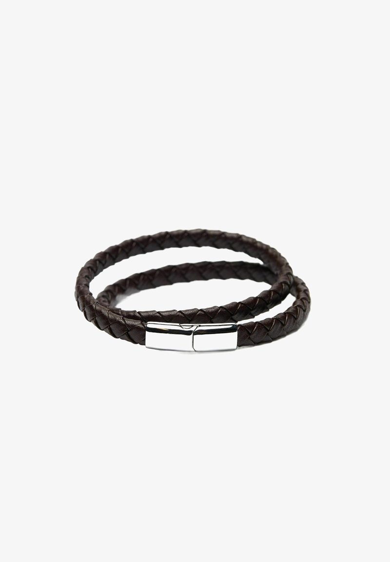 Brun flätad läderarmband med en elegant silverlås, med dubbelvridning och en slät yta.