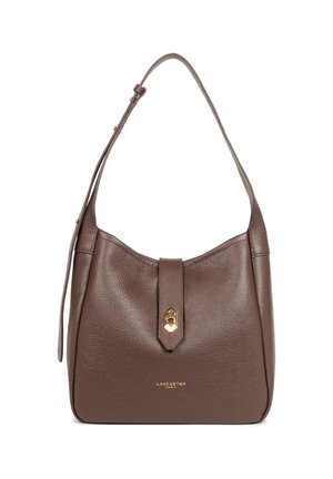 Borsa a spalla in pelle marrone con una texture liscia, forma arrotondata, dettagli in metallo dorato e una chiusura frontale con una fascia e un bottone dorato.