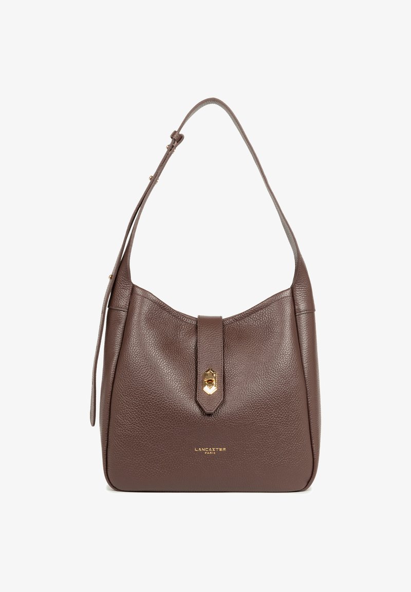 Borsa a spalla in pelle marrone con una texture liscia, forma arrotondata, dettagli in metallo dorato e una chiusura frontale con una fascia e un bottone dorato.