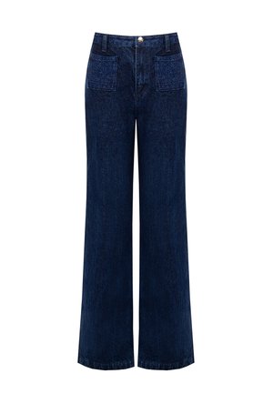 Jeans à jambes larges en denim sombre avec une fermeture à bouton, deux poches arrière et une texture subtile. Pas de motifs ou accents visibles.