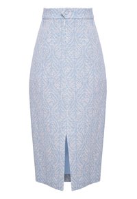 Jasnoniebieska spódnica ołówkowa w wzory, z rozcięciem na przodzie, z pasem i zapięciem na guzik, wykonana z teksturowanej tkaniny.