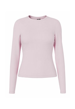 Top de manga larga color rosa claro con cuello redondo. Confeccionado con tela lisa, diseño ajustado y detalles sutiles de costura en el dobladillo.