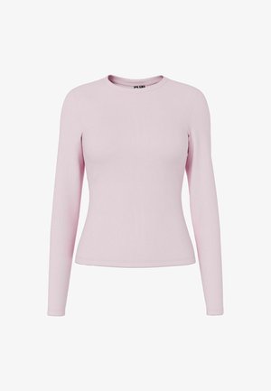 Top de manga larga color rosa claro con cuello redondo. Confeccionado con tela lisa, diseño ajustado y detalles sutiles de costura en el dobladillo.